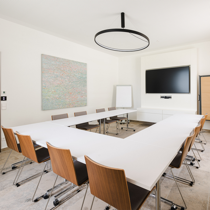 Dax OX | Hotel und Events Münster | Seminarraum mit Bestuhlung in U-Form, Flipchart, Whiteboard und großem Bildschirm